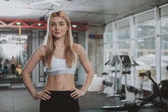Bella giovane donna di forma fisica che risolve alla palestra immagini stock Bella giovane donna di forma fisica che risolve alla palestra immagini stock