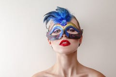Bella giovane donna nella maschera veneziana di carnevale Immagini Stock Bella giovane donna nella maschera veneziana di carnevale Immagini Stock