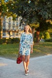 Bella giovane donna a Parigi fotografia stock Bella giovane donna a Parigi fotografia stock