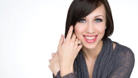 Bella giovane donna sorridente con il fronte sano e la pelle pulita Fotografia Stock Bella giovane donna sorridente con il fronte sano e la pelle pulita Fotografia Stock