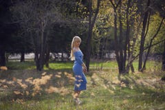 Bella giovane passeggiata bionda della donna nel parco fotografie stock Bella giovane passeggiata bionda della donna nel parco fotografie stock