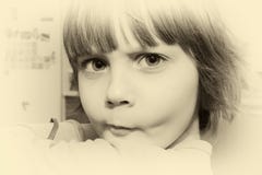 Bella piccola ragazza che fa un fronte immagine stock Bella piccola ragazza che fa un fronte immagine stock