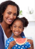Bella ragazza Afro-american che mangia anguria Fotografie Stock Libere da Diritti Bella ragazza Afro-american che mangia anguria Fotografie Stock Libere da Diritti