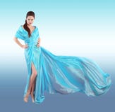 Bella ragazza alla moda nel salto del vestito blu Donna in Flyin fotografie stock libere da diritti Bella ragazza alla moda nel salto del vestito blu Donna in Flyin fotografie stock libere da diritti