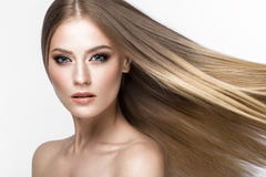 Bella ragazza bionda con i capelli perfettamente lisci e trucco classico Fronte di bellezza Fotografia Stock Bella ragazza bionda con i capelli perfettamente lisci e trucco classico Fronte di bellezza Fotografia Stock