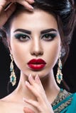 Bella ragazza castana con trucco arabo di sera e pelle perfetta Fronte di bellezza Fine in su Fotografie Stock Bella ragazza castana con trucco arabo di sera e pelle perfetta Fronte di bellezza Fine in su Fotografie Stock