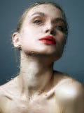 Bella ragazza che guarda in specchio bagnato Giovane donna con gli orli rossi fotografia stock libera da diritti Bella ragazza che guarda in specchio bagnato Giovane donna con gli orli rossi fotografia stock libera da diritti