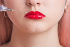 Bella ragazza che ottiene iniezione cosmetica in labbra Isolato su bianco immagine stock Bella ragazza che ottiene iniezione cosmetica in labbra Isolato su bianco immagine stock