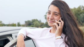 Bella ragazza che parla sul telefono vicino all'automobile Primo piano video d archivio Bella ragazza che parla sul telefono vicino all'automobile Primo piano video d archivio