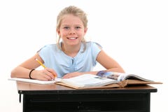 Bella ragazza che si siede allo scrittorio del banco immagine stock libera da diritti Bella ragazza che si siede allo scrittorio del banco immagine stock libera da diritti