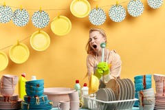 Bella ragazza con gli occhi chiusi e la spazzola spalancata della tenuta della bocca immagini stock libere da diritti Bella ragazza con gli occhi chiusi e la spazzola spalancata della tenuta della bocca immagini stock libere da diritti