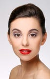 Bella ragazza con il rossetto perfetto di rosso e della pelle fotografia stock Bella ragazza con il rossetto perfetto di rosso e della pelle fotografia stock