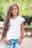 Bella ragazza della scuola con capelli lunghi nel parco Wi della ragazza di Prety fotografia stock Bella ragazza della scuola con capelli lunghi nel parco Wi della ragazza di Prety fotografia stock