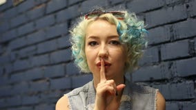 Bella ragazza dentro con capelli blu ricci su fondo neutrale emozioni video d archivio Bella ragazza dentro con capelli blu ricci su fondo neutrale emozioni video d archivio