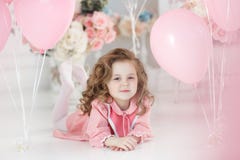 Bella ragazza prescolare in uno studio bianco con i palloni in forma di cuore rosa fotografie stock Bella ragazza prescolare in uno studio bianco con i palloni in forma di cuore rosa fotografie stock