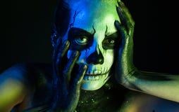 Bella ragazza terrificante con trucco di scheletro immagini stock libere da diritti Bella ragazza terrificante con trucco di scheletro immagini stock libere da diritti