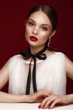 Bella ragazza in vestito bianco con trucco classico ed il manicure rosso Fronte di bellezza fotografie stock Bella ragazza in vestito bianco con trucco classico ed il manicure rosso Fronte di bellezza fotografie stock