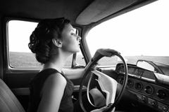 Bella signora che si siede in una retro automobile fotografia stock libera da diritti Bella signora che si siede in una retro automobile fotografia stock libera da diritti
