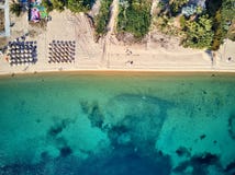 Bella spiaggia con il colpo del fuco della famiglia fotografia stock Bella spiaggia con il colpo del fuco della famiglia fotografia stock