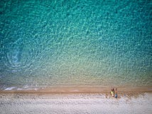 Bella spiaggia con il colpo del fuco della famiglia immagini stock libere da diritti Bella spiaggia con il colpo del fuco della famiglia immagini stock libere da diritti