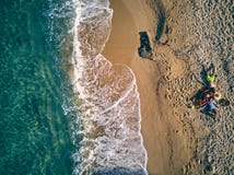 Bella spiaggia con il colpo di punto di vista superiore della famiglia immagine stock Bella spiaggia con il colpo di punto di vista superiore della famiglia immagine stock