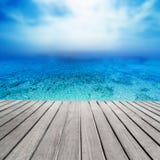 Bella spiaggia e spiaggia sabbiosa marina tropicale il giorno soleggiato con immagine stock Bella spiaggia e spiaggia sabbiosa marina tropicale il giorno soleggiato con immagine stock