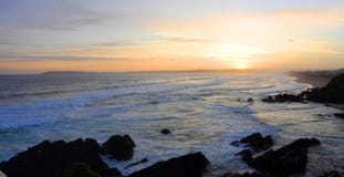 Bella spiaggia nell'itinerario del giardino, Sudafrica della baia di Plettenberg di tramonto immagine stock libera da diritti Bella spiaggia nell'itinerario del giardino, Sudafrica della baia di Plettenberg di tramonto immagine stock libera da diritti