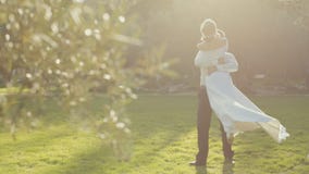 Bella sposa che circonda lo sposo in annata video d archivio Bella sposa che circonda lo sposo in annata video d archivio