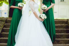 Bella sposa con il grande mazzo di nozze fotografie stock libere da diritti Bella sposa con il grande mazzo di nozze fotografie stock libere da diritti