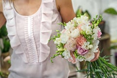 Bella sposa nell'interno barrocco di lusso Ritratto fotografie stock libere da diritti Bella sposa nell'interno barrocco di lusso Ritratto fotografie stock libere da diritti