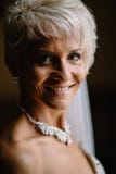 Bella sposa sexy in vestito bianco che posa sotto la tenda fotografie stock Bella sposa sexy in vestito bianco che posa sotto la tenda fotografie stock