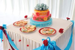Bella torta di cerimonia nuziale multi-a file Fotografia Stock Libera da Diritti Bella torta di cerimonia nuziale multi-a file Fotografia Stock Libera da Diritti