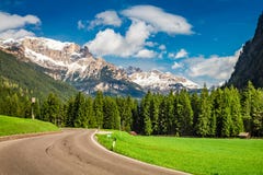 Bella vista alla strada in dolomia, alpi, Italia fotografia stock Bella vista alla strada in dolomia, alpi, Italia fotografia stock