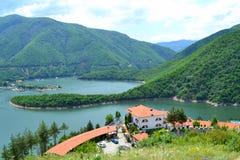 Bella vista del lago della montagna fotografie stock Bella vista del lago della montagna fotografie stock