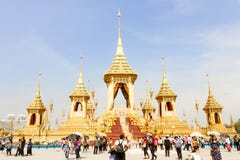Bella vista dell'oro il crematorio reale per il HM il re recente Bhumibol Adulyadej e molta gente al 4 novembre 2017 Immagini Stock Libere da Diritti Bella vista dell'oro il crematorio reale per il HM il re recente Bhumibol Adulyadej e molta gente al 4 novembre 2017 Immagini Stock Libere da Diritti