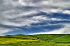 Bella vista delle colline verdi siciliane, paesaggio stupefacente fotografie stock Bella vista delle colline verdi siciliane, paesaggio stupefacente fotografie stock