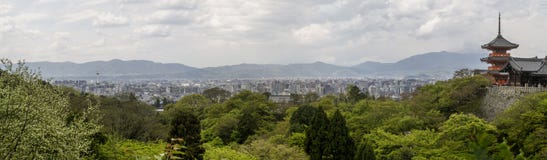 Bella vista panoramica di Kyoto dal tempio di Kiyomizu-dera, Giappone fotografie stock libere da diritti Bella vista panoramica di Kyoto dal tempio di Kiyomizu-dera, Giappone fotografie stock libere da diritti