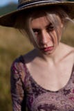 Belle agricultrice dans le domaine du blé moissonnant le seigle photos stock Belle agricultrice dans le domaine du blé moissonnant le seigle photos stock