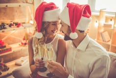 Belle coppie che celebrano il Natale fotografie stock Belle coppie che celebrano il Natale fotografie stock