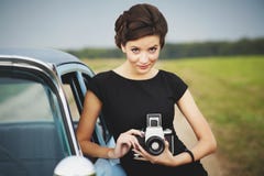 Belle dame avec un rétro appareil-photo photos stock Belle dame avec un rétro appareil-photo photos stock