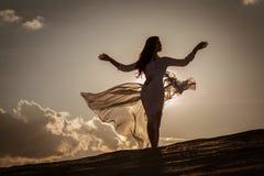 Belle danse de femme au coucher du soleil photos libres de droits Belle danse de femme au coucher du soleil photos libres de droits
