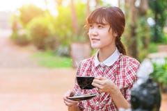 Belle donne asiatiche con la bevanda calda di mattina fotografie stock libere da diritti Belle donne asiatiche con la bevanda calda di mattina fotografie stock libere da diritti
