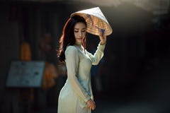 Belle donne del Vietnam che portano il vestito tradizionale da Ao Dai Vietnam immagini stock Belle donne del Vietnam che portano il vestito tradizionale da Ao Dai Vietnam immagini stock