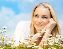 Belle femme appréciant la zone de marguerite et le ciel bleu photo stock Belle femme appréciant la zone de marguerite et le ciel bleu photo stock