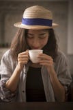 Belle femme asiatique et visage de sourire de café de bonheur chaud de tasse photo stock Belle femme asiatique et visage de sourire de café de bonheur chaud de tasse photo stock