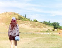 Belle femme asiatique heureuse avec le chapeau et sac prêt à commencer vacances au coin avec la montagne de paysage à l'arrière-p images libres de droits Belle femme asiatique heureuse avec le chapeau et sac prêt à commencer vacances au coin avec la montagne de paysage à l'arrière-p images libres de droits