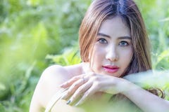 Belle femme avec frais vert de la nature photographie stock libre de droits Belle femme avec frais vert de la nature photographie stock libre de droits