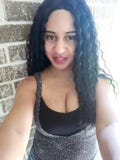 Belle femme avec les cheveux onduleux dans le dessus de scintillement contre le mur de briques image stock Belle femme avec les cheveux onduleux dans le dessus de scintillement contre le mur de briques image stock