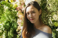 Belle femme avec les fleurs blanches photo libre de droits Belle femme avec les fleurs blanches photo libre de droits