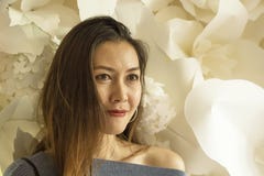Belle femme avec les fleurs blanches image libre de droits Belle femme avec les fleurs blanches image libre de droits